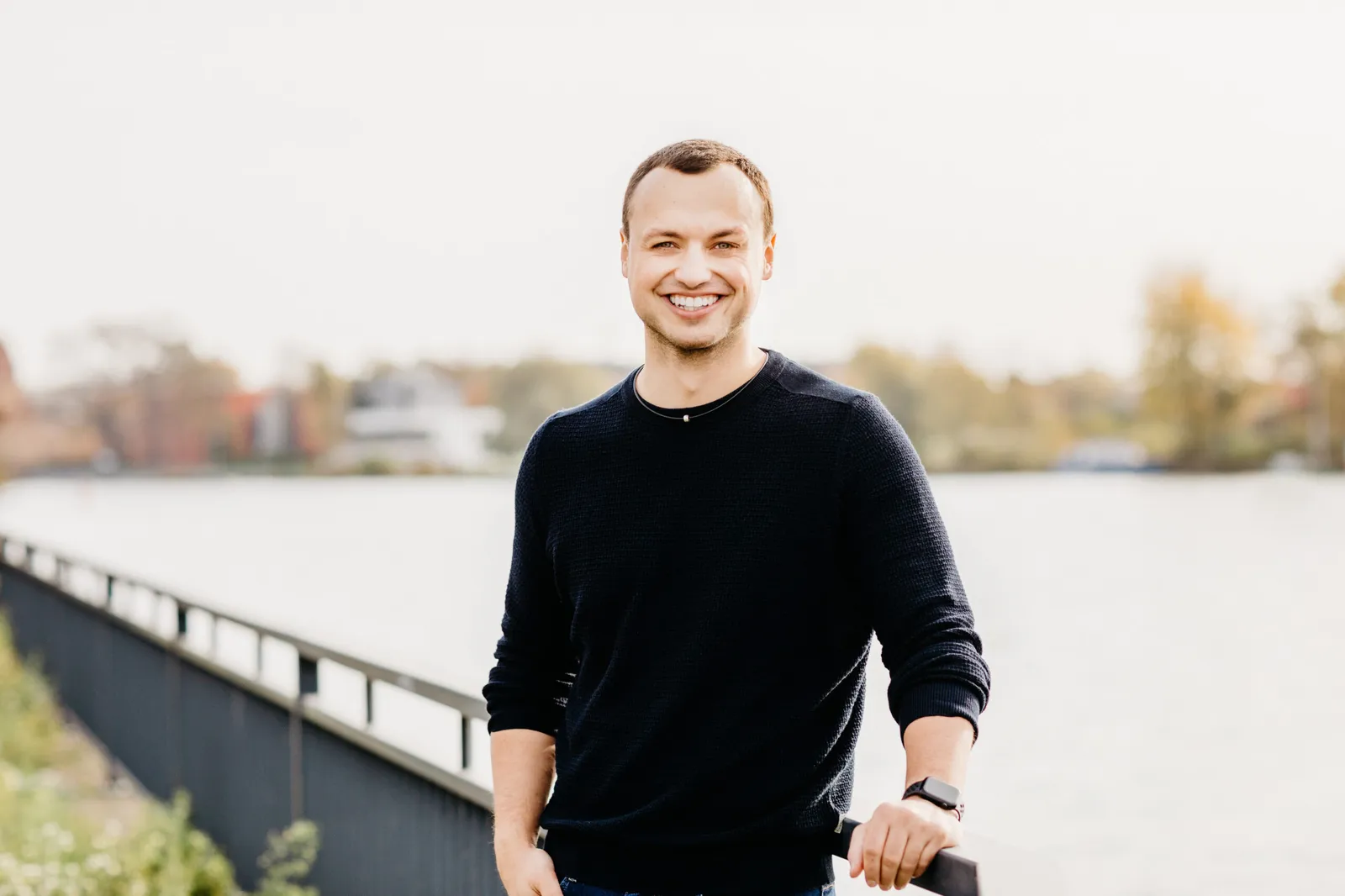 Timo Maletschek am Geländer eines Stegs am Wasser
